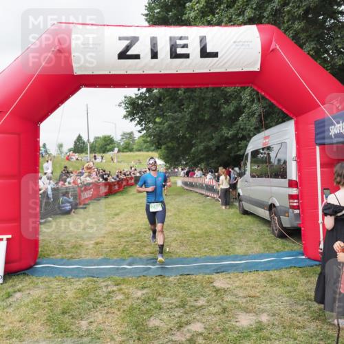 21.06.2025 - 27. Vierlanden-Triathlon MichiJ http://msf.ph/oto/8037194 15.06.2026 13:08:27 Ziel 685, 740 meine-sportfotos.de