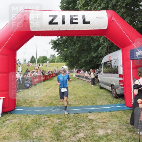 21.06.2025 - 27. Vierlanden-Triathlon MichiJ http://msf.ph/oto/8037201 15.06.2026 13:08:27 Ziel 685, 740 meine-sportfotos.de