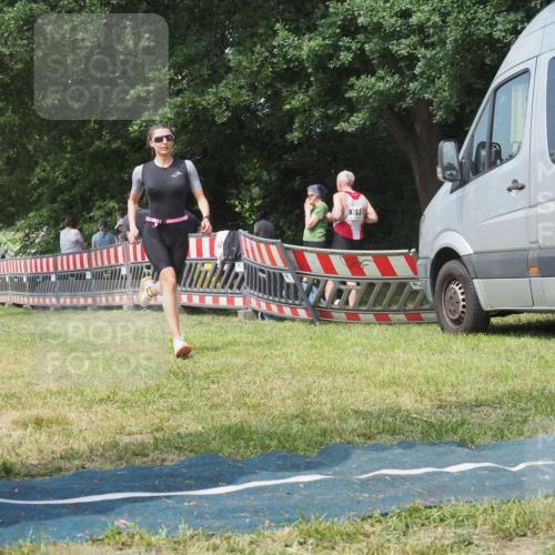 15.06.2025 - 27. Vierlanden-Triathlon KatJ http://msf.ph/oto/8037210 15.06.2025 11:27:21 Schwimmen 884, 886, 961 meine-sportfotos.de