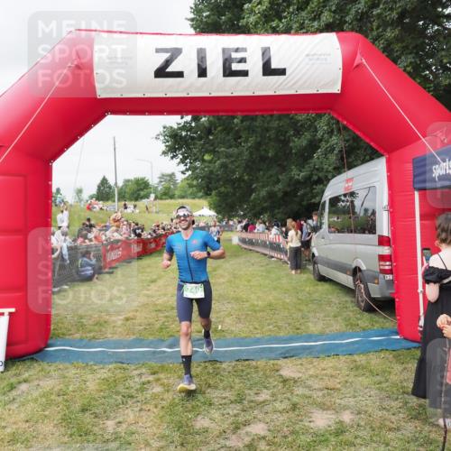 21.06.2025 - 27. Vierlanden-Triathlon MichiJ http://msf.ph/oto/8037215 15.06.2026 13:08:28 Ziel 685, 740 meine-sportfotos.de