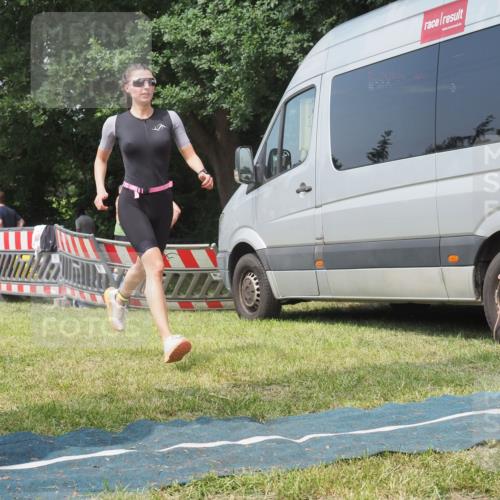 15.06.2025 - 27. Vierlanden-Triathlon KatJ http://msf.ph/oto/8037221 15.06.2025 11:27:22 Schwimmen 884, 886 meine-sportfotos.de