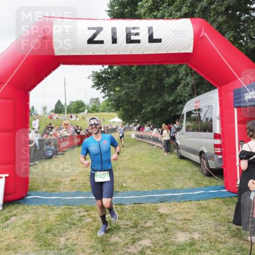 21.06.2025 - 27. Vierlanden-Triathlon MichiJ http://msf.ph/oto/8037228 15.06.2026 13:08:28 Ziel 685, 740 meine-sportfotos.de