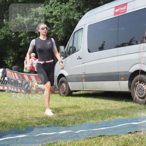 15.06.2025 - 27. Vierlanden-Triathlon KatJ http://msf.ph/oto/8037229 15.06.2025 11:27:22 Schwimmen 884, 886 meine-sportfotos.de