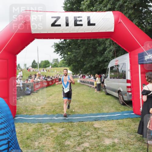 21.06.2025 - 27. Vierlanden-Triathlon MichiJ http://msf.ph/oto/8037236 15.06.2026 13:08:31 Ziel 685, 740 meine-sportfotos.de