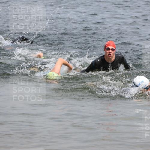 21.06.2025 - 27. Vierlanden-Triathlon Lena Gebhardt http://msf.ph/oto/8037237 15.06.2025 12:04:02 Schwimmen 994, 1009, 1010 meine-sportfotos.de