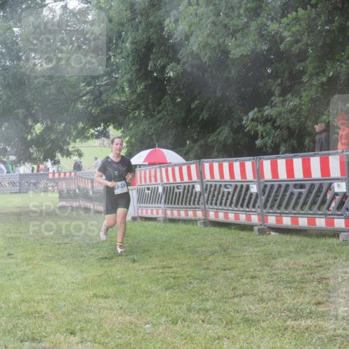 21.06.2025 - 27. Vierlanden-Triathlon KatJ http://msf.ph/oto/8037238 15.06.2025 14:17:56 Ziel 1212 meine-sportfotos.de