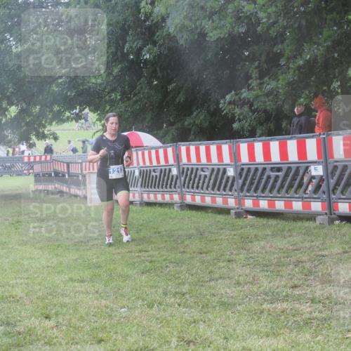 21.06.2025 - 27. Vierlanden-Triathlon KatJ http://msf.ph/oto/8037240 15.06.2025 14:17:57 Ziel 1212 meine-sportfotos.de