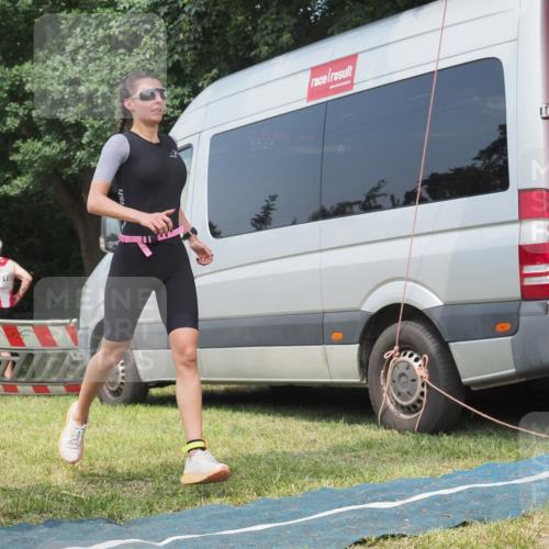 15.06.2025 - 27. Vierlanden-Triathlon KatJ http://msf.ph/oto/8037242 15.06.2025 11:27:22 Schwimmen 884, 886 meine-sportfotos.de