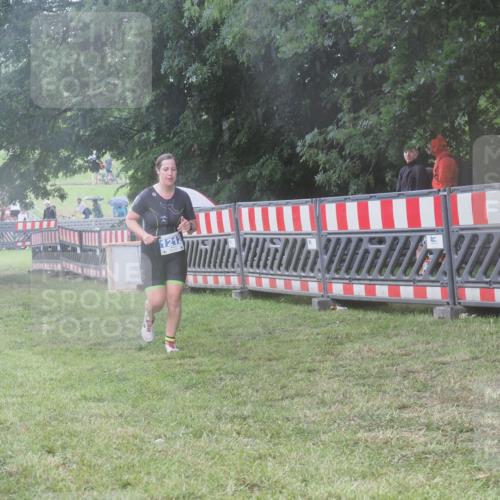 21.06.2025 - 27. Vierlanden-Triathlon KatJ http://msf.ph/oto/8037248 15.06.2025 14:17:57 Ziel 1212 meine-sportfotos.de
