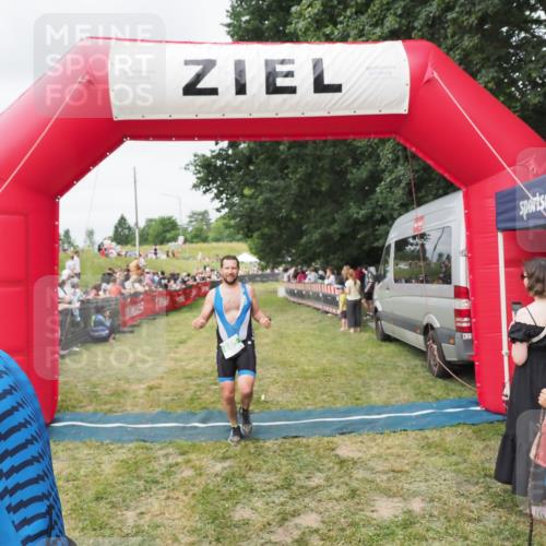 21.06.2025 - 27. Vierlanden-Triathlon MichiJ http://msf.ph/oto/8037252 15.06.2026 13:08:32 Ziel 685, 740 meine-sportfotos.de