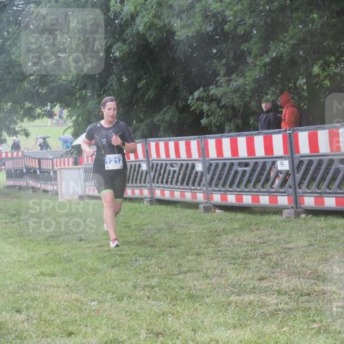 21.06.2025 - 27. Vierlanden-Triathlon KatJ http://msf.ph/oto/8037255 15.06.2025 14:17:57 Ziel 1212 meine-sportfotos.de