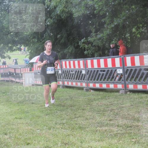 21.06.2025 - 27. Vierlanden-Triathlon KatJ http://msf.ph/oto/8037260 15.06.2025 14:17:57 Ziel 1212 meine-sportfotos.de