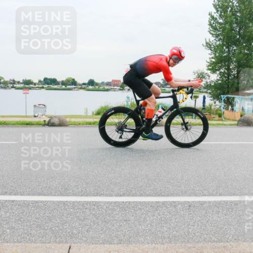 15.06.2025 - 27. Vierlanden-Triathlon H.Heesch http://msf.ph/oto/8037261 15.06.2025 10:50:58 Radfahren 80, 448 meine-sportfotos.de
