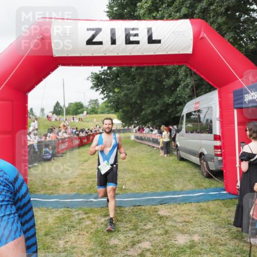 21.06.2025 - 27. Vierlanden-Triathlon MichiJ http://msf.ph/oto/8037265 15.06.2026 13:08:32 Ziel 685, 740 meine-sportfotos.de