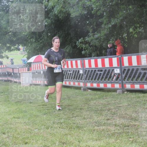 21.06.2025 - 27. Vierlanden-Triathlon KatJ http://msf.ph/oto/8037268 15.06.2025 14:17:58 Ziel 1212 meine-sportfotos.de