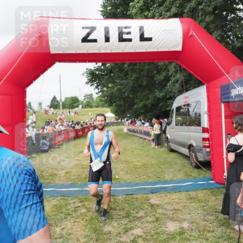 21.06.2025 - 27. Vierlanden-Triathlon MichiJ http://msf.ph/oto/8037271 15.06.2026 13:08:32 Ziel 685, 740 meine-sportfotos.de