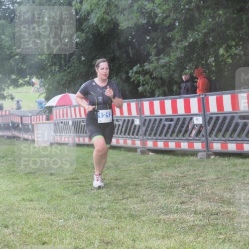 21.06.2025 - 27. Vierlanden-Triathlon KatJ http://msf.ph/oto/8037274 15.06.2025 14:17:58 Ziel 1212 meine-sportfotos.de