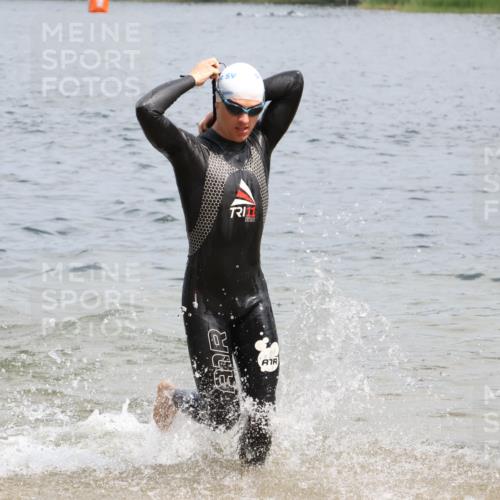 21.06.2025 - 27. Vierlanden-Triathlon Lena Gebhardt http://msf.ph/oto/8037275 15.06.2025 12:04:07 Schwimmen 1009, 1010, 1011, 1012, 1013 meine-sportfotos.de