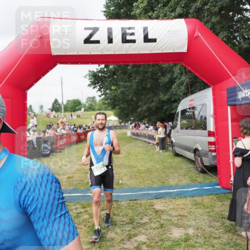 21.06.2025 - 27. Vierlanden-Triathlon MichiJ http://msf.ph/oto/8037276 15.06.2026 13:08:32 Ziel 685, 740 meine-sportfotos.de