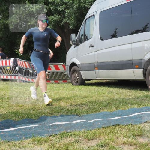 15.06.2025 - 27. Vierlanden-Triathlon KatJ http://msf.ph/oto/8037277 15.06.2025 11:27:26 Schwimmen 884 meine-sportfotos.de