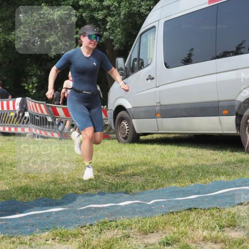 15.06.2025 - 27. Vierlanden-Triathlon KatJ http://msf.ph/oto/8037282 15.06.2025 11:27:26 Schwimmen 884 meine-sportfotos.de