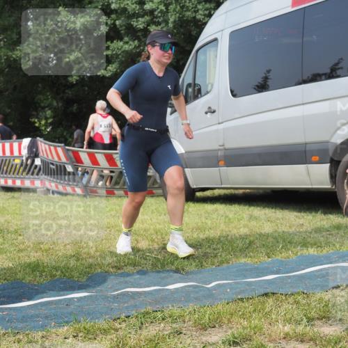 15.06.2025 - 27. Vierlanden-Triathlon KatJ http://msf.ph/oto/8037284 15.06.2025 11:27:26 Schwimmen 884 meine-sportfotos.de