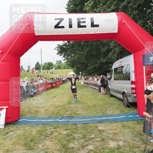 21.06.2025 - 27. Vierlanden-Triathlon MichiJ http://msf.ph/oto/8037287 15.06.2026 13:11:01 Ziel 65 meine-sportfotos.de