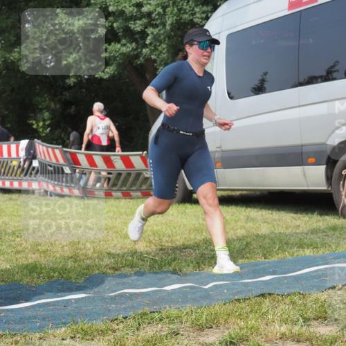 15.06.2025 - 27. Vierlanden-Triathlon KatJ http://msf.ph/oto/8037289 15.06.2025 11:27:26 Schwimmen 884 meine-sportfotos.de