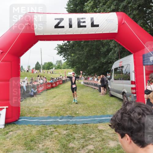 21.06.2025 - 27. Vierlanden-Triathlon MichiJ http://msf.ph/oto/8037295 15.06.2026 13:11:01 Ziel 65 meine-sportfotos.de