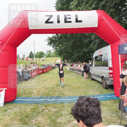 21.06.2025 - 27. Vierlanden-Triathlon MichiJ http://msf.ph/oto/8037298 15.06.2026 13:11:01 Ziel 65 meine-sportfotos.de