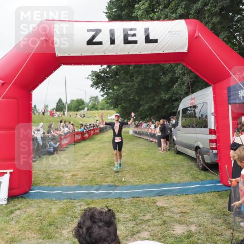 21.06.2025 - 27. Vierlanden-Triathlon MichiJ http://msf.ph/oto/8037309 15.06.2026 13:11:02 Ziel 65 meine-sportfotos.de