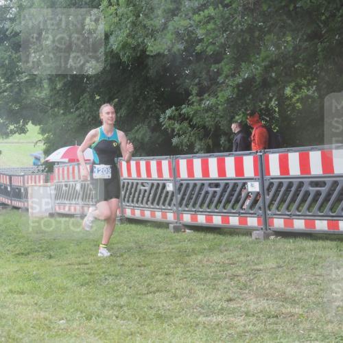 21.06.2025 - 27. Vierlanden-Triathlon KatJ http://msf.ph/oto/8037310 15.06.2025 14:18:21 Ziel 1208, 1272 meine-sportfotos.de