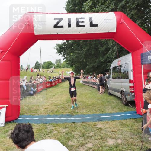 21.06.2025 - 27. Vierlanden-Triathlon MichiJ http://msf.ph/oto/8037322 15.06.2026 13:11:02 Ziel 65 meine-sportfotos.de