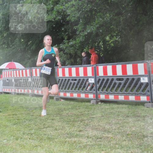 21.06.2025 - 27. Vierlanden-Triathlon KatJ http://msf.ph/oto/8037324 15.06.2025 14:18:21 Ziel 1208, 1272 meine-sportfotos.de