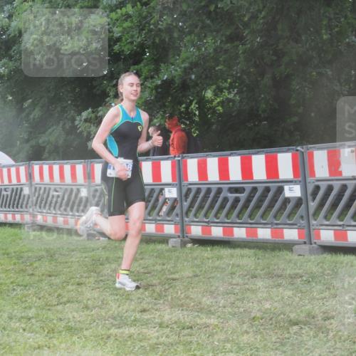 21.06.2025 - 27. Vierlanden-Triathlon KatJ http://msf.ph/oto/8037328 15.06.2025 14:18:21 Ziel 1208, 1272 meine-sportfotos.de