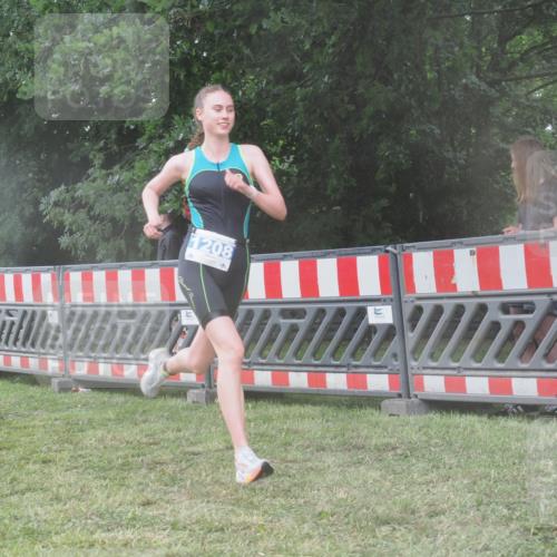 21.06.2025 - 27. Vierlanden-Triathlon KatJ http://msf.ph/oto/8037339 15.06.2025 14:18:22 Ziel 1208, 1272 meine-sportfotos.de