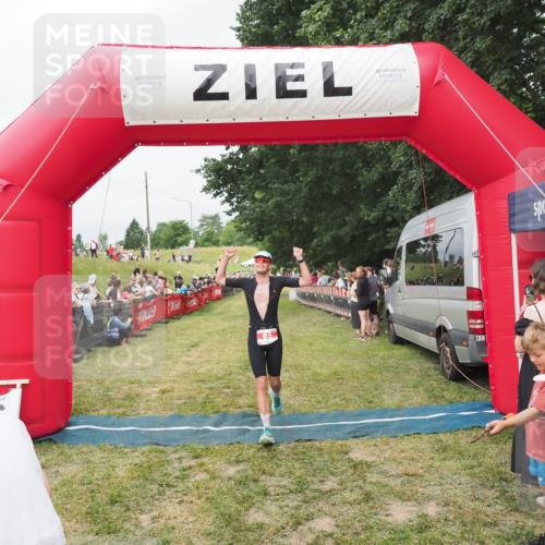 21.06.2025 - 27. Vierlanden-Triathlon MichiJ http://msf.ph/oto/8037340 15.06.2026 13:11:03 Ziel 65 meine-sportfotos.de