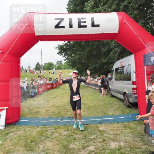 21.06.2025 - 27. Vierlanden-Triathlon MichiJ http://msf.ph/oto/8037351 15.06.2026 13:11:03 Ziel 65 meine-sportfotos.de