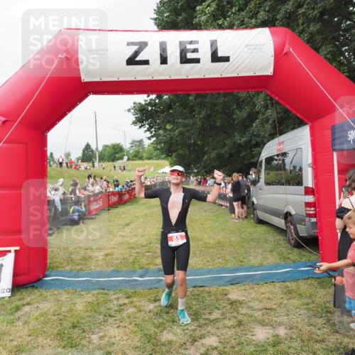 21.06.2025 - 27. Vierlanden-Triathlon MichiJ http://msf.ph/oto/8037362 15.06.2026 13:11:03 Ziel 65 meine-sportfotos.de