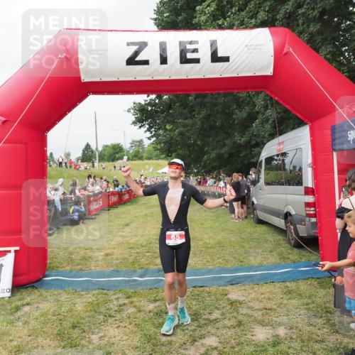 21.06.2025 - 27. Vierlanden-Triathlon MichiJ http://msf.ph/oto/8037368 15.06.2026 13:11:03 Ziel 65 meine-sportfotos.de