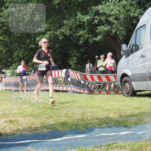 15.06.2025 - 27. Vierlanden-Triathlon KatJ http://msf.ph/oto/8037385 15.06.2025 11:28:00 Schwimmen  meine-sportfotos.de