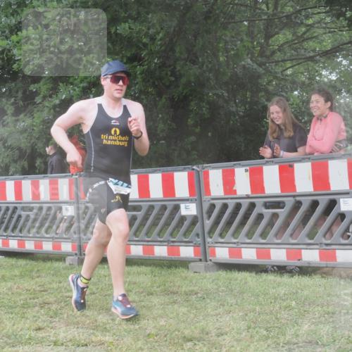 21.06.2025 - 27. Vierlanden-Triathlon KatJ http://msf.ph/oto/8037388 15.06.2025 14:18:26 Ziel 1272 meine-sportfotos.de