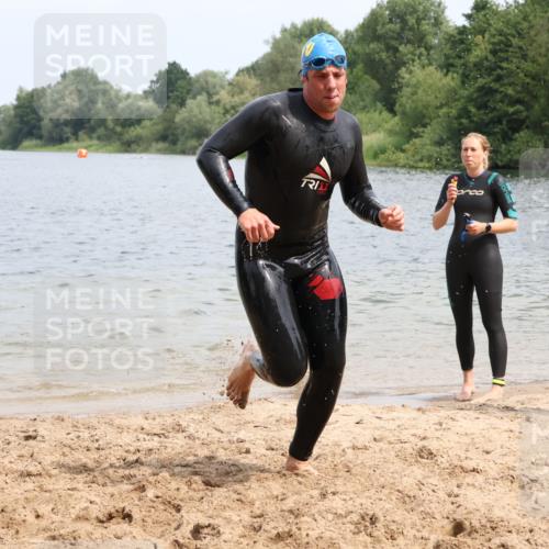 21.06.2025 - 27. Vierlanden-Triathlon Lena Gebhardt http://msf.ph/oto/8037391 15.06.2025 12:04:17 Schwimmen 1009, 1010, 1011, 1012, 1013 meine-sportfotos.de
