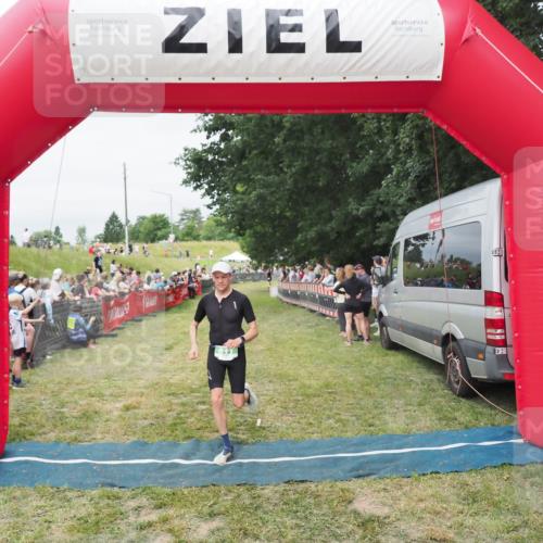 21.06.2025 - 27. Vierlanden-Triathlon MichiJ http://msf.ph/oto/8037400 15.06.2026 13:11:26 Ziel 817 meine-sportfotos.de