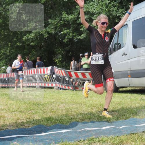 15.06.2025 - 27. Vierlanden-Triathlon KatJ http://msf.ph/oto/8037401 15.06.2025 11:28:01 Schwimmen  meine-sportfotos.de