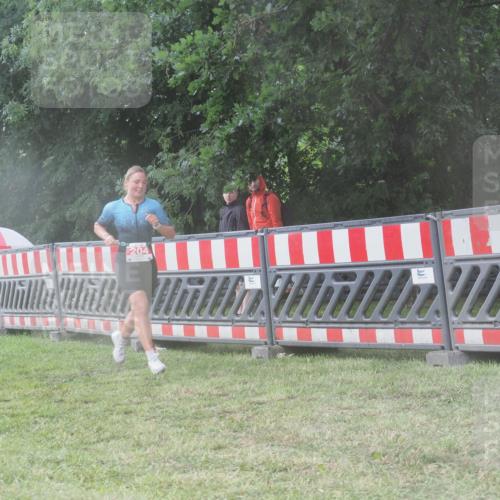 21.06.2025 - 27. Vierlanden-Triathlon KatJ http://msf.ph/oto/8037404 15.06.2025 14:18:36 Ziel 204, 1228 meine-sportfotos.de