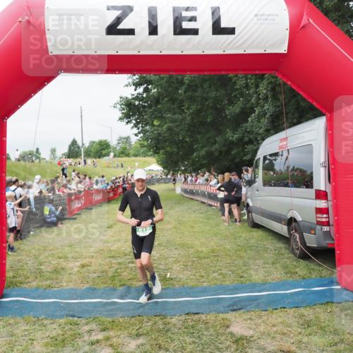 21.06.2025 - 27. Vierlanden-Triathlon MichiJ http://msf.ph/oto/8037406 15.06.2026 13:11:27 Ziel 817 meine-sportfotos.de
