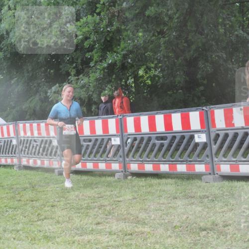 21.06.2025 - 27. Vierlanden-Triathlon KatJ http://msf.ph/oto/8037407 15.06.2025 14:18:36 Ziel 204, 1228 meine-sportfotos.de
