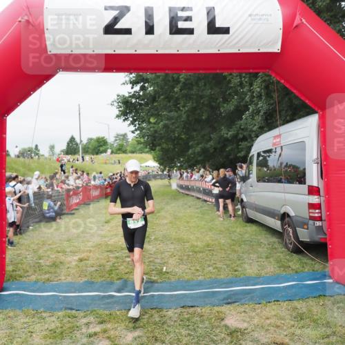 21.06.2025 - 27. Vierlanden-Triathlon MichiJ http://msf.ph/oto/8037412 15.06.2026 13:11:27 Ziel 817 meine-sportfotos.de