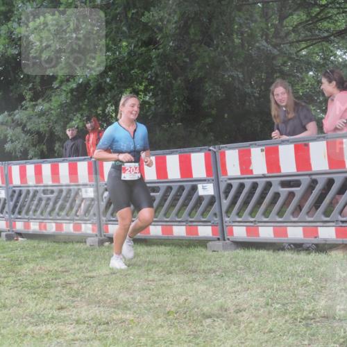 21.06.2025 - 27. Vierlanden-Triathlon KatJ http://msf.ph/oto/8037425 15.06.2025 14:18:36 Ziel 204, 1228 meine-sportfotos.de